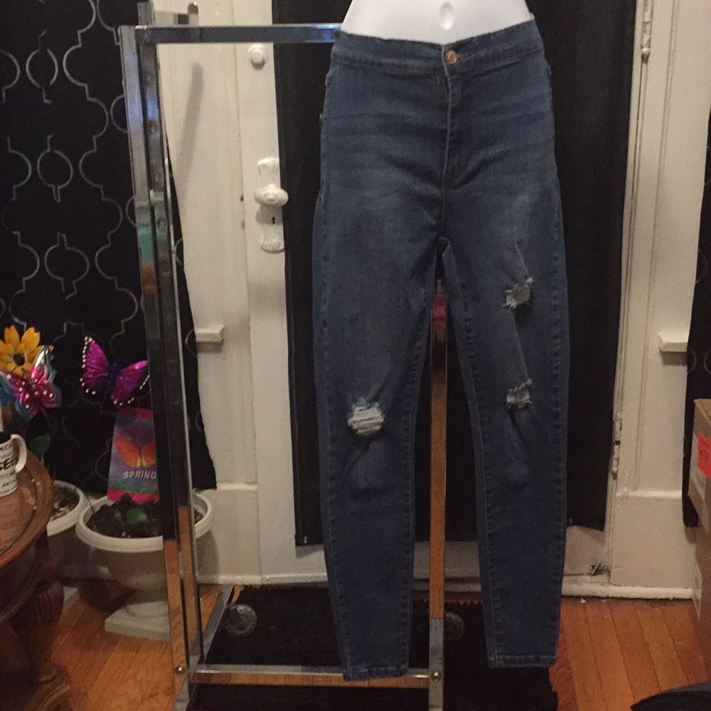 FASHION NOVA DISTRESSED SIZE 3 (26)in waist